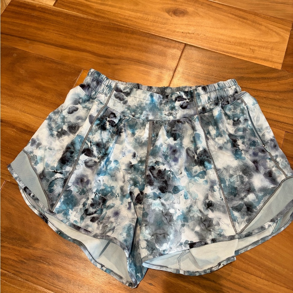 Lululemon speed up 4 inch shorts size 6 Women's Blue Patterned Shorts